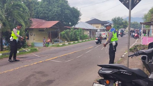 Polisi melakukan olah TKP serta mengumpulkan bukti-bukti kecelakaan tersebut.