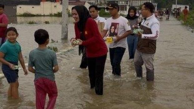 Ketua Fraksi Partai Gerindra DPRD Pati, Yeti Kristianti bersama tim Bolone Danang yang dipimpin Anggota DPR RI, Danang Wicaksana Sulistiya, meninjau langsung Kecamatan Juwana, Kabupaten Pati yang terdampak banjir.