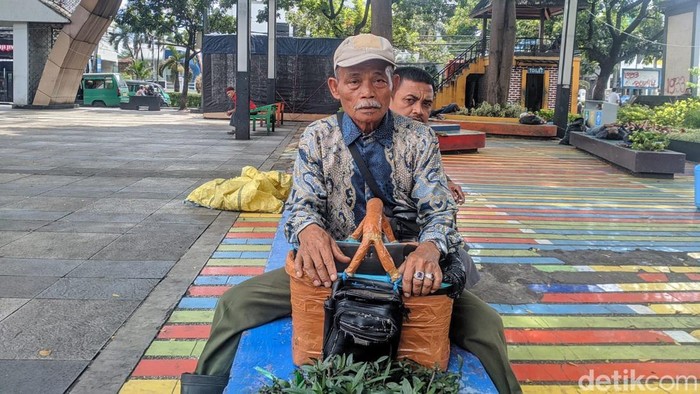 Langkah Panjang Komar dan Tahu yang Menopang Hidup