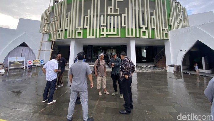 Komisi III DPRD Parepare saat sidak proyek masjid terapung.