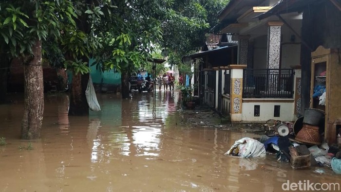 Kondisi air yang menggenang di Desa Bangkaloa Ilir, Kecamatan Widasari, Kabupaten Indramayu, Senin (19/1/2026).