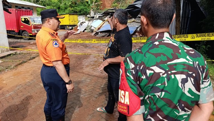 Kondisi longsor di area pabrik kemasan air mineral di Pamulihan.