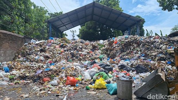 Kondisi TPS Lawata di Gomong, Selaparang, Mataram, dalam kondisi overload, Senin (19/1/2026).