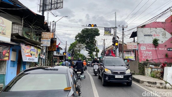 Nyala Traffic Light di Simpang Kolmas Cimahi yang Tak Bertahan Lama