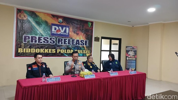 Konferensi pers jatuhnya pesawat ATR 42-500 di Biddokkes Polda Sulsel.