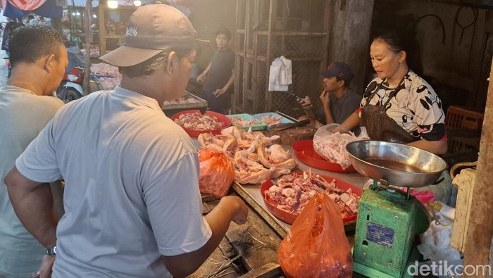 Harga Daging Ayam di Pasar Tavip Binjai Masih Tinggi