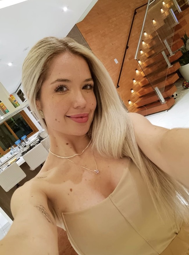 Dalam laporan-laporan yang beredar, Larissa menceritakan penderitaan selama tujuh bulan hubungan gelap mereka. Ia menuduh Dimitri menggunakan kekuasaan dan statusnya sebagai pesepakbola terkenal untuk menjebaknya dalam hubungan yang penuh pelecehan. Foto: dok. Instagram