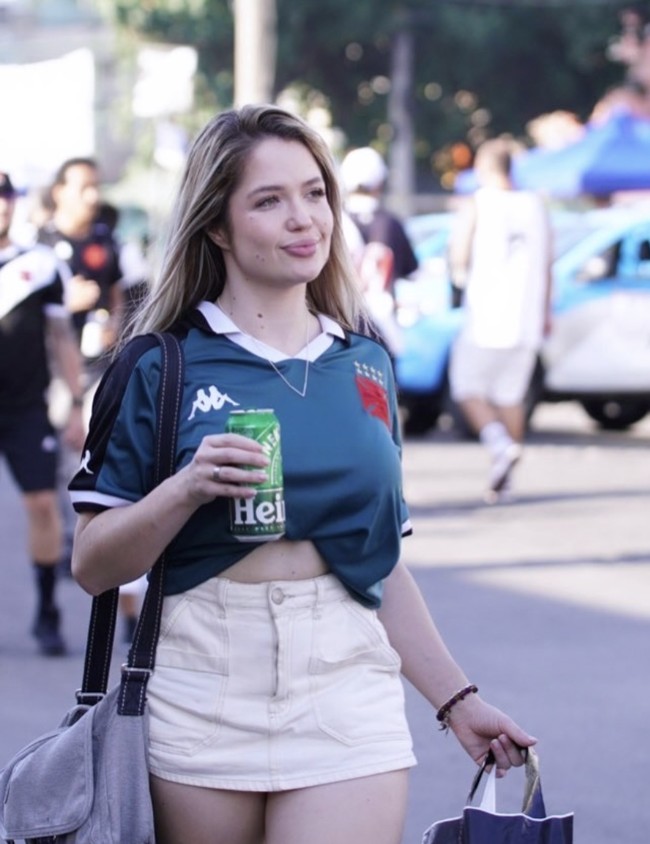 Sebuah kasus yang menggemparkan dunia sepak bola sedang bergulir di Brasil. Dimitri Payet, mantan bintang West Ham United dan Marseille asal Prancis, kini berhadapan dengan proses pengadilan atas tuduhan kekerasan psikologis yang dilayangkan oleh mantan kekasih gelapnya, Larissa Natalya Ferrari. Foto: dok. Instagram