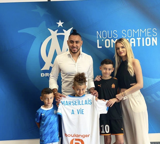 Ini potret Dimitri bersama sang istri dan anak-anak mereka. Sang pesepak bola berkenalan dengan Larissa pertama kali melalui Instagram pada Agustus 2023, saat Dimitri bermain untuk Vasco da Gama, terpisah dari istri dan keempat anaknya yang tinggal di Prancis. Foto: dok. Instagram