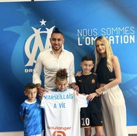 Ini potret Dimitri bersama sang istri dan anak-anak mereka. Sang pesepak bola berkenalan dengan Larissa pertama kali melalui Instagram pada Agustus 2023, saat Dimitri bermain untuk Vasco da Gama, terpisah dari istri dan keempat anaknya yang tinggal di Prancis. Foto: dok. Instagram