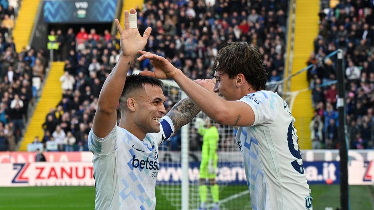 Pio Esposito pelayan setia Lautaro Martinez. (REUTERS/Jennifer Lorenzini)