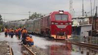 Cerita Penumpang Kereta Berjam-jam Terjebak Banjir Pekalongan di Atas Rel
