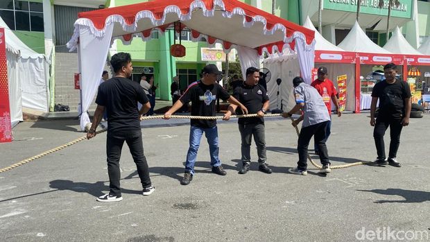 Lomba tarik tambang antar komunitas