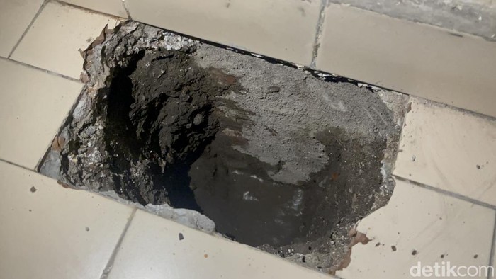 Galian di Rumah Warga Surabaya Mengeluarkan Asap dan Udara Panas