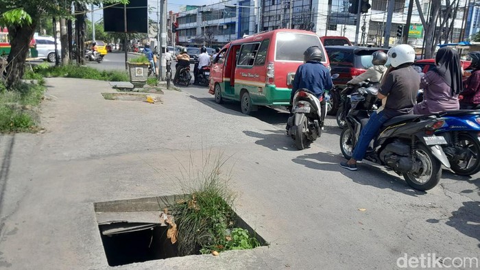 Lubang menganga di Jalan Aksara, Kota Medan. (Rechtin Hani Ritonga/detikSumut)