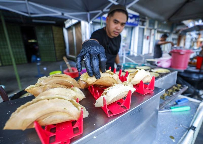 Lulusan bioteknologi jualan apam.