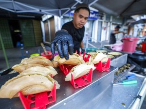Tinggalkan Karier Mapan, Lulusan Bioteknologi Ini Teruskan Usaha Kue Keluarga