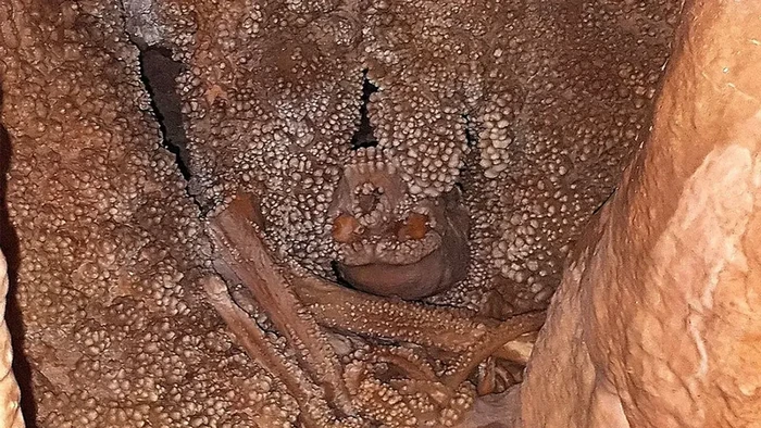 Pada 1993, ilmuwan di Italia menemukan sinkhole yang mengarah pada sebuah lorong. Ternyata, mereka menemukan tengkorak manusia yang menempel di dinding gua.