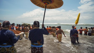 Melihat Tradisi Tahunan Labuhan Keraton Yogyakarta