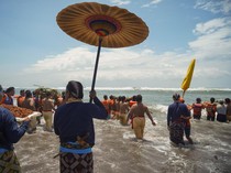 Melihat Tradisi Tahunan Labuhan Keraton Yogyakarta