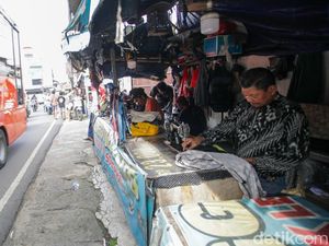 Mengais Rezeki dari Jahitan dan Sol Sepatu