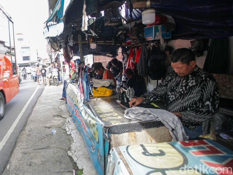 Mengais Rezeki dari Jahitan dan Sol Sepatu