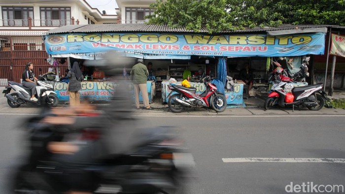 Sejumlah pekerja konveksi menjahit pakaian pesanan warga di lapak Ronggo Warsito Vermak dan Sol Sepatu, Jakarta Selatan, Senin (19/1/2026).