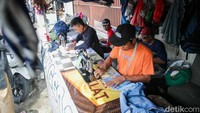 Sejumlah pekerja konveksi menjahit pakaian pesanan warga di lapak Ronggo Warsito Vermak dan Sol Sepatu, Jakarta Selatan.