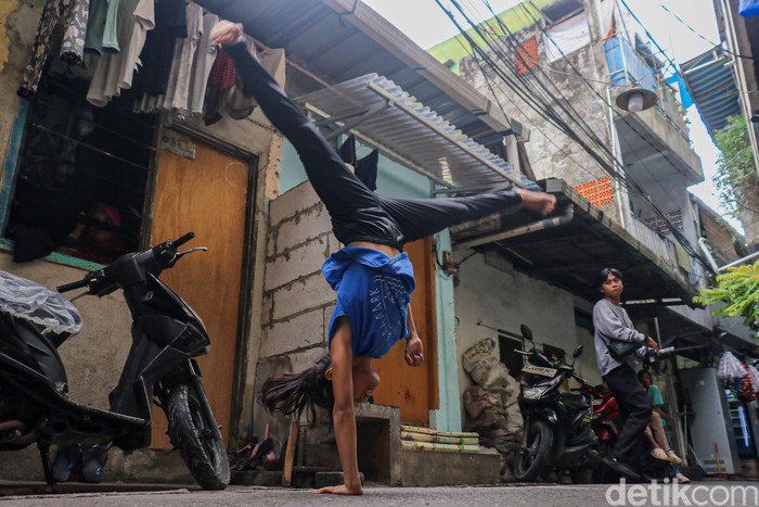 Keterbatasan sarana tak menyurutkan semangat bocah-bocah ini untuk belajar akrobat. Di sebuah gang kecil, mereka memupuk mimpi besar jadi atlet kompetitif.