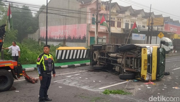 Pecah Ban, Mobil Boks Es Batu Terguling di Delanggu