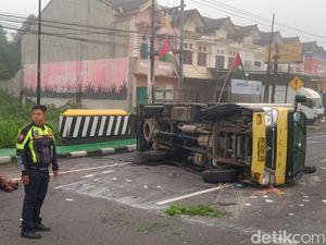 Pecah Ban, Mobil Boks Es Batu Terguling di Delanggu