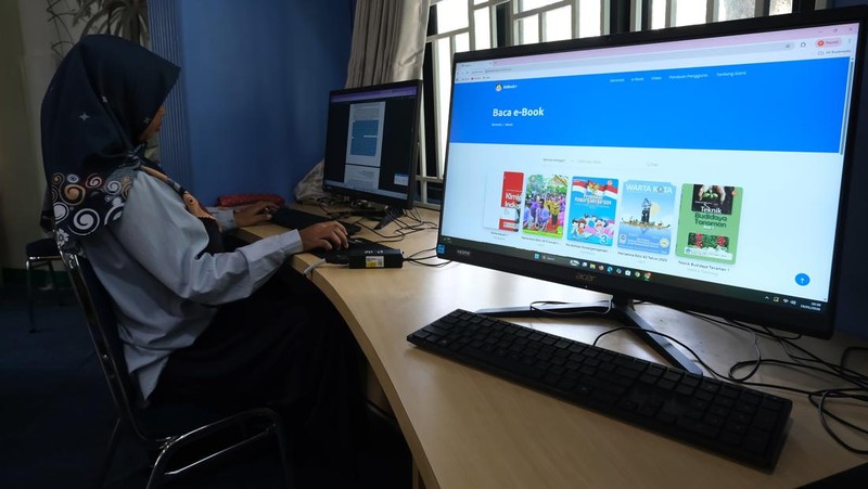 Tiga pengunjung mengoperasikan komputer yang tersedia di Perpustakaan Digital Taman Catur, Pontianak, Kalimantan Barat, Senin (19/1/2026). Perpustakaan Digital Dinas Perpustakaan dan Kearsipan Kota Pontianak tersebut dibuka setiap hari dari jam 08.00-16.00 WIB (Senin-Jumat) dan jam 07.00-11.00 WIB (Sabtu dan Minggu) yang menyediakan perangkat komputer dan internet bagi masyarakat guna meningkatkan minat baca secara daring dan memperluas jangkauan informasi. ANTARA FOTO/Jessica Wuysang