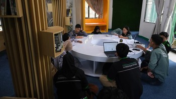 Sejumlah pengunjung tampak mengoperasikan komputer yang tersedia untuk mengakses berbagai koleksi buku digital. Kehadiran perpustakaan digital ini memudahkan masyarakat dari berbagai kalangan, mulai dari pelajar hingga umum, untuk memperoleh bahan bacaan tanpa harus memiliki perangkat pribadi. ANTARA FOTO/Jessica Wuysang