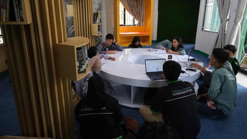 Tiga pengunjung mengoperasikan komputer yang tersedia di Perpustakaan Digital Taman Catur, Pontianak, Kalimantan Barat, Senin (19/1/2026). Perpustakaan Digital Dinas Perpustakaan dan Kearsipan Kota Pontianak tersebut dibuka setiap hari dari jam 08.00-16.00 WIB (Senin-Jumat) dan jam 07.00-11.00 WIB (Sabtu dan Minggu) yang menyediakan perangkat komputer dan internet bagi masyarakat guna meningkatkan minat baca secara daring dan memperluas jangkauan informasi. ANTARA FOTO/Jessica Wuysang