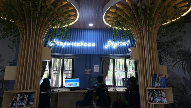 Tiga pengunjung mengoperasikan komputer yang tersedia di Perpustakaan Digital Taman Catur, Pontianak, Kalimantan Barat, Senin (19/1/2026). Perpustakaan Digital Dinas Perpustakaan dan Kearsipan Kota Pontianak tersebut dibuka setiap hari dari jam 08.00-16.00 WIB (Senin-Jumat) dan jam 07.00-11.00 WIB (Sabtu dan Minggu) yang menyediakan perangkat komputer dan internet bagi masyarakat guna meningkatkan minat baca secara daring dan memperluas jangkauan informasi. ANTARA FOTO/Jessica Wuysang