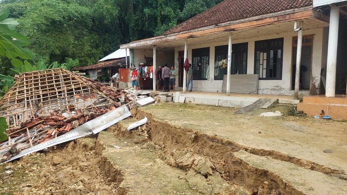 Musala di Sampang Ambruk Akibat Tanah Ambles