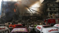 Asap hitam membubung dari gedung Gul Plaza yang terbakar di kawasan MA Jinnah Road, Karachi, Pakistan. Foto: REUTERS/Stringer