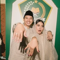 Viral Pasangan Nikah Cuma di KUA, Bajunya Bikin Salfok, Karya Desainer Top RI