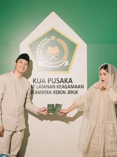 Pasangan ini memutuskan untuk menikah sederhana di Kantor Urusan Agama (KUA), keduanya tampil memukau dengan balutan busana rancangan desainer Sapto Djojokartiko. Unggahan tersebut langsung viral di media sosial.