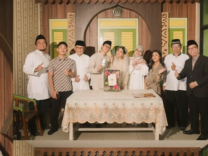 Pasangan ini memutuskan untuk menikah sederhana di Kantor Urusan Agama (KUA), keduanya tampil memukau dengan balutan busana rancangan desainer Sapto Djojokartiko. Unggahan tersebut langsung viral di media sosial.