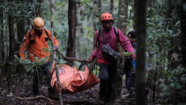 Tim SAR gabungan mengumpulkan serpihan pesawat ATR 42-500 milik IAT di Puncak Gunung Bulusaraung, Kabupaten Pangkep, Sulawesi Selatan, Minggu (18/1/2026). Tim SAR gabungan masih berusaha mengevakuasi para korban kecelakaan pesawat meski terkendala cuaca buruk. ANTARA FOTO/Muchtamir/Lmo/tom.