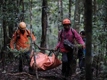 Hujan Badai, Jenazah Pramugari ATR Tertahan di Lereng Gunung-Diikat di Pohon