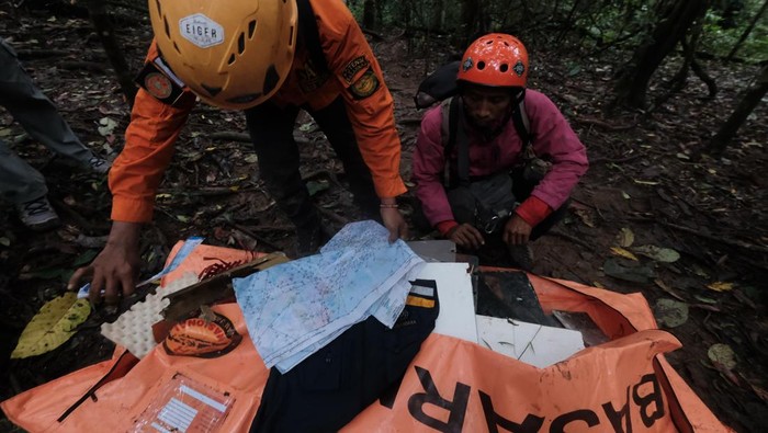 Tim SAR gabungan mengumpulkan serpihan pesawat ATR 42-500 milik IAT di Puncak Gunung Bulusaraung, Kabupaten Pangkep, Sulawesi Selatan, Minggu (18/1/2026). Tim SAR gabungan masih berusaha mengevakuasi para korban kecelakaan pesawat meski terkendala cuaca buruk. ANTARA FOTO/Muchtamir/Lmo/tom.