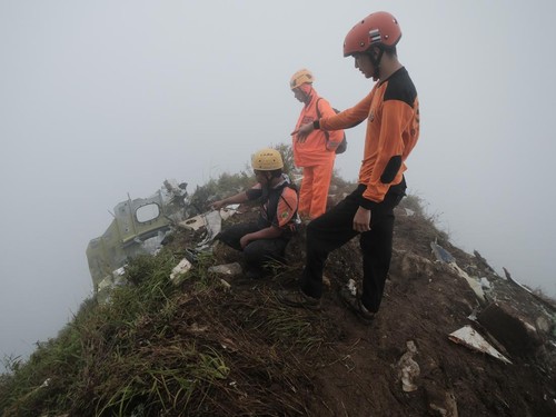 Tim SAR gabungan mengumpulkan serpihan pesawat ATR 42-500 milik IAT di Puncak Gunung Bulusaraung, Kabupaten Pangkep, Sulawesi Selatan, Minggu (18/1/2026). Tim SAR gabungan masih berusaha mengevakuasi para korban kecelakaan pesawat meski terkendala cuaca buruk. ANTARA FOTO/Muchtamir/Lmo/tom.