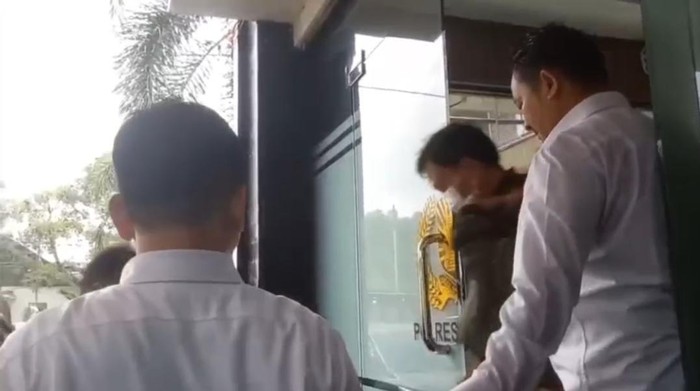 Dinas Pekerjaan Umum dan Penataan Ruang (PU PR) Thariq Megah (jaket hitam) turut dibawa ke Jakarta setelah terjaring OTT KPK bersama Wali Kota Madiun Maidi