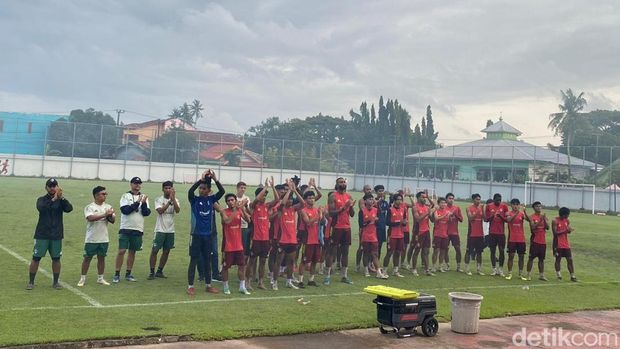 Para pemain PSM Makassar menyambut dukungan yel-yel suporter dari tribun penonton saat sesi latihan di Stadion Kalgowa. Para pemain PSM Makassar menyambut dukungan yel-yel suporter dari tribun penonton saat sesi latihan di Stadion Kalgowa.