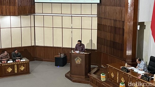 Anggota Fraksi Gerindra-PSI DPRD Bali, I Wayan Subawa dalam paripurna di kantor Gubernur Bali, Senin (19/1/2026).