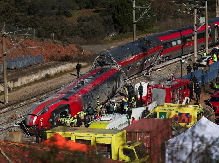 Penampakan Kereta Ringsek Usai Tabrakan Maut di Spanyol