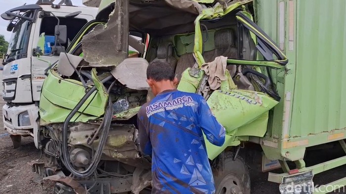 Penampakan truk boks yang menabrak dump truk di Tol Cipularang, Purwakarta pada Senin (19/1/2026) pagi
