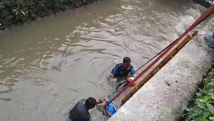 Motor Tiba-tiba Nyemplung ke Kali di Bogor, Pengendara Selamat